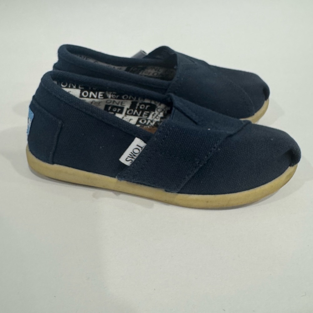 TOMS Kids Toddler Classic Slip-On Velcro Opening Shoe in Navy size 9